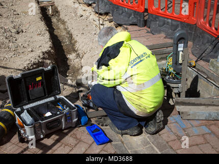 Maschio BT Openreach broadband tecnico operante nel centro di Ipswich, Suffolk, Inghilterra, Regno Unito Foto Stock