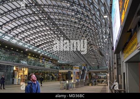 Torino, Italia, Piemonte Aprile 08 2018. La stazione di Porta Susa, moderna e futuristica struttura fatta di vetro e acciaio. Foto Stock