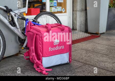 Torino Piemonte, Italia. Il 13 aprile 2018. La moto e la sacca di un lavoratore foodora. Foodora le trattative con la consegna a domicilio di prodotti alimentari. Foto Stock