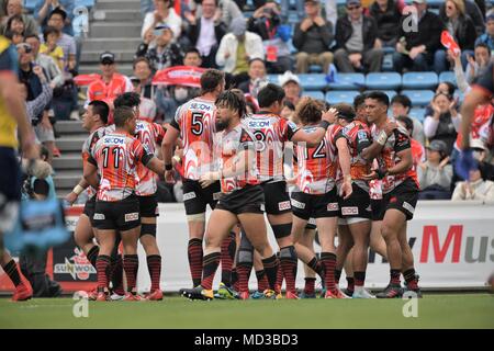 I giocatori di Sunwolves durante il Super partita di rugby tra Sunwolves 10-24 Blues al Prince Chichibu Memorial Stadium a Tokyo in Giappone il 14 aprile 2018. Credito: ESTREMO ORIENTE PREMERE/AFLO/Alamy Live News Foto Stock