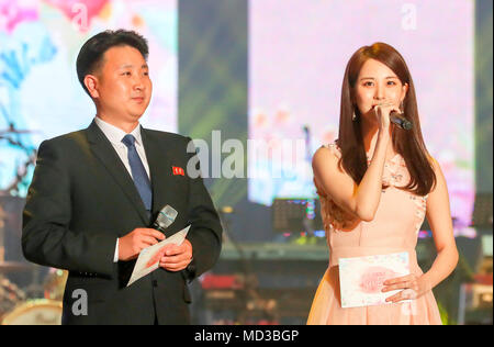 Seohyun (ragazze' generazione) e Choi Hyo-Sung, il Apr 3, 2018 : sud coreano cantante e attrice Seohyun dalla ragazza e generazione di Corea del Nord annunciatore Choi Hyo-Sung (L) host un comune concerto da sud e nord-coreano artisti a Ryugyong Chung Ju-yung palestra a Pyongyang, la Corea del Nord. Leader della Corea del nord Kim Jong-Un è impostato per tenere un vertice con il Presidente sud coreano Jae-In Luna a Panmunjom il 27 aprile 2018 e sarà seguita da un incontro con gli Stati Uniti Presidente Donald Trump in maggio o in giugno. La foto è stata scattata il Apr 3, 2018. Solo uso editoriale (foto di sud coreano Art Performance Premere Corps/ Foto Stock