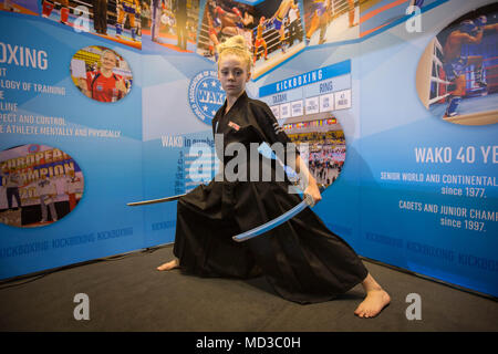 Bangkok, Tailandia. Xvii Apr, 2018. YouTube star, JesseÂ Jane McParland visto durante una foto riprese con l'Associazione Mondiale delle Organizzazioni di Kickboxing (WAKO) stand presso la Accord Sport 2018 in Centara Grand & Bangkok Convention Centre. Credito: Guillaume Payen SOPA/images/ZUMA filo/Alamy Live News Foto Stock