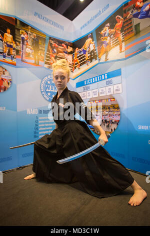 Bangkok, Tailandia. Xvii Apr, 2018. YouTube star, JesseÂ Jane McParland visto durante una foto riprese con l'Associazione Mondiale delle Organizzazioni di Kickboxing (WAKO) stand presso la Accord Sport 2018 in Centara Grand & Bangkok Convention Centre. Credito: Guillaume Payen SOPA/images/ZUMA filo/Alamy Live News Foto Stock