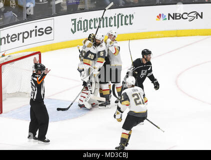 Los Angeles, California, USA. Xvii Apr, 2018. Vegas Golden Knights celebrare dopo aver sconfitto re de Los Angeles durante il gioco 4 di un NHL Hockey del primo round della serie di spareggio in Los Angeles, 17 aprile 2018. Il Golden Cavalieri ha vinto 1-0. Credito: Ringo Chiu/ZUMA filo/Alamy Live News Foto Stock