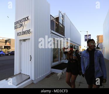 (180418) -- LOS ANGELES, 18 aprile 2018 (Xinhua) -- la gente a piedi passato Birkenstock Box in Los Angeles, Stati Uniti, 17 aprile 2018. I pop-up di concetto, chiamato Birkenstock Box, è un contenitore di spedizione ridisegnata da studio di architettura Gonzalez Haase per funzionare come un negozio mobile che si sposta intorno al mondo. (Xinhua/Li Ying) (yk) Foto Stock