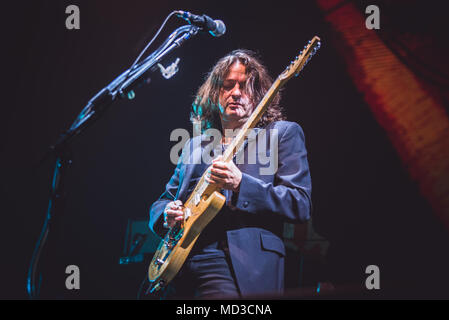 Milano, Italia. Xvii Apr, 2018. La leggenda della musica, cantante e song writer, Roger Waters performing live sul palco del Forum di Assago a Milano per il suo primo "Noi li +' tour italiano concerto Credito: Alessandro Bosio/Alamy Live News Foto Stock