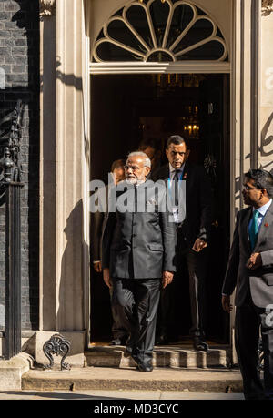 Londra, Regno Unito. 18 aprile 2018, primo ministro Modi di India lascia 10 Downing Street a seguito di una riunione con Theresa Maggio, Primo Ministro del Regno Unito Credito: Ian Davidson/Alamy Live News Foto Stock