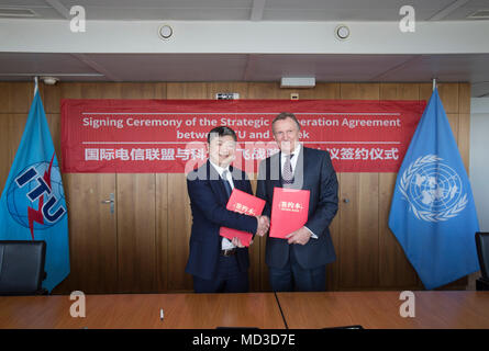 Ginevra, Svizzera. Xvii Apr, 2018. Malcolm Johnson (R), il Vice Segretario Generale dell Unione Internazionale delle Telecomunicazioni (ITU), scuote le mani con Hu Yu, chief executive di cinesi ai saldi iFlytek dopo la firma di un accordo di collaborazione strategica tra ITU e iFlytek presso la sede dell'UIT a Ginevra, Svizzera, 17 aprile 2018. Credito: Xu Jinquan/Xinhua/Alamy Live News Foto Stock