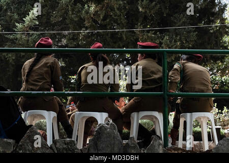 Gerusalemme, Israele. 18 Aprile, 2018. Famiglie, amici e camerati in armi pay rispetta e piangono i caduti presso il monte Herzl cimitero militare del Memorial Day, Yom Hazikaron per Israele soldati caduti e vittime di attacchi terroristici, commemorando 23,646 caduti. Credito: Nir Alon/Alamy Live News Foto Stock