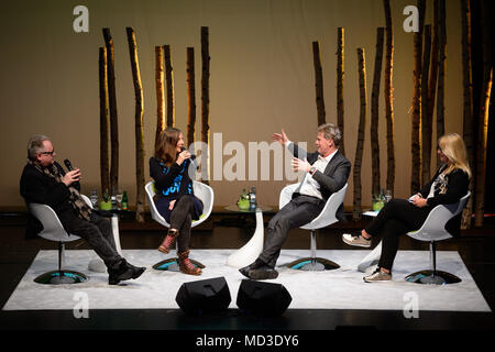 17 aprile 2018, Stuttgart, Germania: Heinz Rudolf Kunze (L-R), Judith Oloferne, Martin Bohus, professor für psicoterapia e l'host Britta Wiegand, parlando durante l'evento "prechstunde im Theaterhaus'. I partecipanti utilizzano il talk show formato per parlare di stress percepito e la gestione dello stress. Foto: Sina Schuldt/dpa Foto Stock