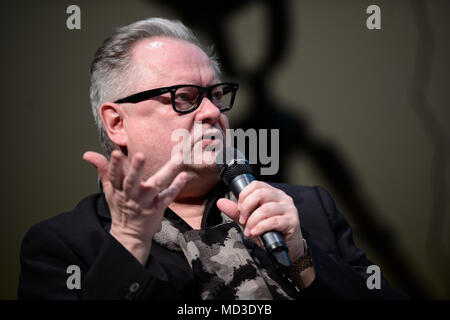 17 aprile 2018, Stuttgart, Germania: Heinz Rudolf Kunze parlando durante l'evento "prechstunde im Theaterhaus'. I partecipanti utilizzano il talk show formato per parlare di stress percepito e la gestione dello stress. Foto: Sina Schuldt/dpa Foto Stock