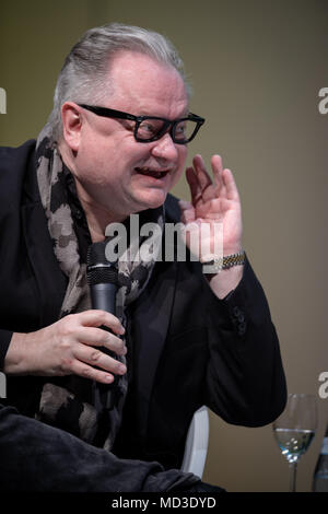 17 aprile 2018, Stuttgart, Germania: Heinz Rudolf Kunze parlando durante l'evento "prechstunde im Theaterhaus'. I partecipanti utilizzano il talk show formato per parlare di stress percepito e la gestione dello stress. Foto: Sina Schuldt/dpa Foto Stock