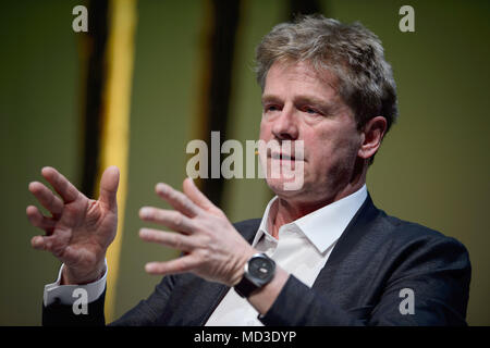 17 aprile 2018, Stuttgart, Germania: Martin Bohus, professor für psicoterapia, parlando durante l'evento "prechstunde im Theaterhaus'. I partecipanti utilizzano il talk show formato per parlare di stress percepito e la gestione dello stress. Foto: Sina Schuldt/dpa Foto Stock