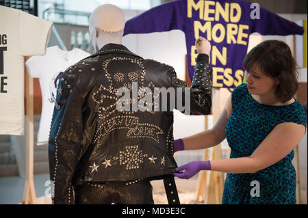 V&A, Londra, Regno Unito. 18 Aprile, 2018. In scena al V&A della galleria di moda, modellato dalla natura è una spettacolare e vivida viaggio attraverso 400 anni di moda. Foto: "Clean Up o morire" uomo ensemble. Katharine Hamnet. Shellys (caviglia stivali). Londra, 1989. La mostra viene eseguito dal 21 Aprile 2018 - 27 gen 2019. Credito: Malcolm Park/Alamy Live News. Foto Stock