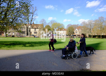 Salisbury, Regno Unito. Il 18 aprile 2018. Il cielo blu e un clima caldo e portare i turisti e gli amanti dello shopping della città di Salisbury Wiltshire dopo il Consiglio ha promosso la città di Salisbury è aperto dopo il recente agente nervino attacco su ex spy russo Sergei Skripal e sua figlia Yulia Forecasters predire un mini ondata di caldo in tutto il Regno Unito. Con temperature che raggiungono i 25 gradi a Londra e lo scambiatore di calore leggermente altrove. 14 gradi predetta per Salisbury. Il sole dovrebbe durare per un paio di giorni. Credit Paul Chambers Alamy Live News. Foto Stock