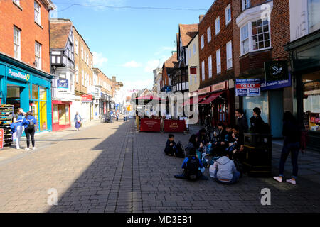 Salisbury, Regno Unito. Il 18 aprile 2018. Il cielo blu e un clima caldo e portare i turisti e gli amanti dello shopping della città di Salisbury Wiltshire dopo il Consiglio ha promosso la città di Salisbury è aperto dopo il recente agente nervino attacco su ex spy russo Sergei Skripal e sua figlia Yulia Forecasters predire un mini ondata di caldo in tutto il Regno Unito. Con temperature che raggiungono i 25 gradi a Londra e lo scambiatore di calore leggermente altrove. 14 gradi predetta per Salisbury. Il sole dovrebbe durare per un paio di giorni. Credit Paul Chambers Alamy Live News. Foto Stock