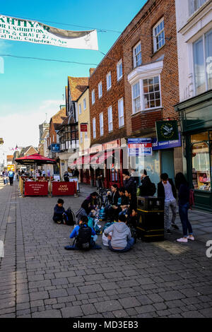 Salisbury, Regno Unito. Il 18 aprile 2018. Il cielo blu e un clima caldo e portare i turisti e gli amanti dello shopping della città di Salisbury Wiltshire dopo il Consiglio ha promosso la città di Salisbury è aperto dopo il recente agente nervino attacco su ex spy russo Sergei Skripal e sua figlia Yulia Forecasters predire un mini ondata di caldo in tutto il Regno Unito. Con temperature che raggiungono i 25 gradi a Londra e lo scambiatore di calore leggermente altrove. 14 gradi predetta per Salisbury. Il sole dovrebbe durare per un paio di giorni. Credit Paul Chambers Alamy Live News. Foto Stock