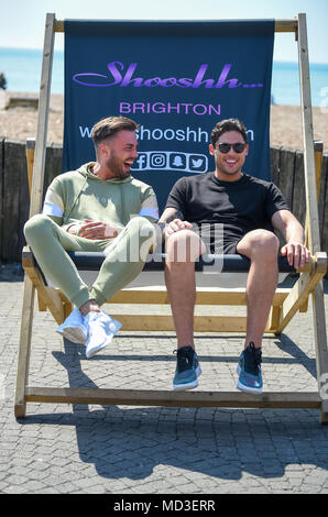 Brighton Regno Unito 18 aprile 2018 - Dean Ralph e Giordania Wright trovare un enorme sdraio per rilassarsi come si prendono una pausa dalle riprese la realtà show televisivo il solo modo è Essex sul lungomare di Brighton nel caldo sole di credito oggi: Simon Dack/Alamy Live News Foto Stock