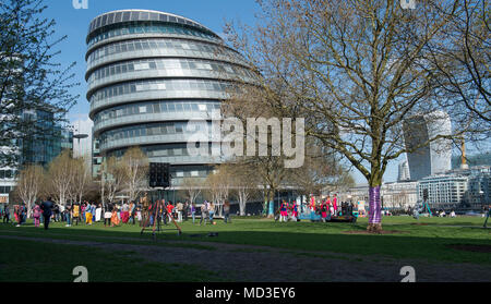 Londra, Regno Unito. 18 Aprile, 2018. Londra si sveglia a caldo d'estate meteo e cieli blu. Un film di Bollywood equipaggio scene riprese a Potters campo parco adiacente alla City Hall. Credito: Malcolm Park/Alamy Live News. Foto Stock