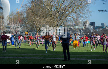 Londra, Regno Unito. 18 Aprile, 2018. Londra si sveglia a caldo d'estate meteo e cieli blu. Un film di Bollywood equipaggio scene riprese a Potters campo parco adiacente alla City Hall. Credito: Malcolm Park/Alamy Live News. Foto Stock