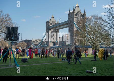 Londra, Regno Unito. 18 Aprile, 2018. Londra si sveglia a caldo d'estate meteo e cieli blu. Un film di Bollywood equipaggio scene riprese a Potters campo parco adiacente alla City Hall. Credito: Malcolm Park/Alamy Live News. Foto Stock