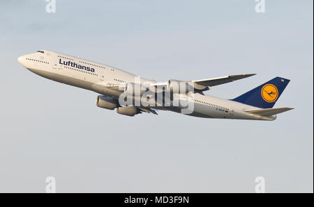 Un Lufthansa Boeing 747-800 partiranno il 19.01.2015 dall'aeroporto di Francoforte (Assia). Foto: Christoph Schmidt / dpa | Utilizzo di tutto il mondo Foto Stock