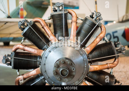 Un motore aeronautico del tipo Gnome et Rhone è su 24.04.2014 in una utilizzata come spazio espositivo ex hangar del Museo di Storia Militare in Berlin-Gatow rilasciato. Foto: Hauke-Christian Dittrich / dpa | Utilizzo di tutto il mondo Foto Stock