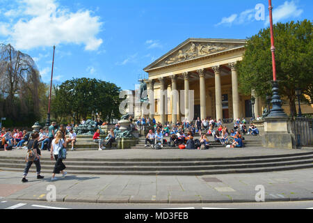 Regno Unito Meteo. L'estate è arrivata,e gli studenti sono seduti sui gradini e anteriore delle fontane a Thhe Victoria Camere in Bristol. Robert Timoney/Alamy/Live/News Foto Stock