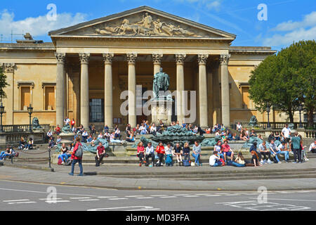 Meteo Regno Unito. L'estate è arrivata e gli studenti sono seduti sui gradini e davanti alle fontane delle Victoria Rooms di Bristol. Robert Timoney/Alamy/Live/News Foto Stock