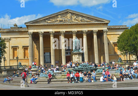 Regno Unito Meteo. L'estate è arrivata,e gli studenti sono seduti sui gradini e anteriore delle fontane a Thhe Victoria Camere in Bristol. Robert Timoney/Alamy/Live/News Foto Stock