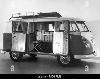 Nel 1961, la fabbrica della Volkswagen inclusa la costruzione di un campeggio auto nel suo programma. La vettura sarà costruita dal 01.03.1961 in serie. La base è la VW Transporter. Il suo originale spazio di carico serve come un salotto con tavolo e sedili imbottiti, che può essere convertito in una camera da letto con pochi e semplici passaggi. Esso comprende anche un armadio di legno compensato, una scatola di raffreddamento, attrezzature da cucina e servizio di lavanderia. Una tenda in larghezza del padiglione auricolare crea un ulteriore spazio. Per la sistemazione dei bagagli più grande dà un Dachgepacktrager. (C) dpa - Relazione | Utilizzo di tutto il mondo Foto Stock