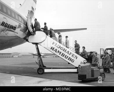 I passeggeri a bordo del Fuhlsbuttel Aeroporto di Amburgo il 17.03.1960 in un Boeing 707. Per la prima volta una Dusenmaschine di Deutsche Lufthansa ha preso il largo da terra. Con 14 i rappresentanti della stampa a bordo i Boeing 707-430 ha effettuato un primo volo inaugurale da Amburgo via Francoforte a New York. Con questo volo, Lufthansa ha iniziato a getto commerciale del traffico. La macchina richiede 40 minuti a Francoforte e attraversa da lì in otto ore e mezza l'Atlantico. A partire dal primo di aprile 1960, la Boeing opererà nel traffico nonstop tra Francoforte e New York. Solo una volta o due volte all'anno Foto Stock