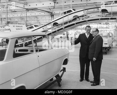 La gestione Opel presidente Nelson J. Stork (l) e il Nord Rhine-Westphalian Ministro presidente Franz Meyers (CDU) visita il 10 ottobre 1962, l'assembly hall del nuovo stabilimento Opel di Bochum. Il nuovo stabilimento automobilistico di Adam Opel AG è stata consegnata in questo giorno la sua determinazione. La pianta che produrrà 1.000 vetture del nuovo modello Opel Kadett ogni giorno, è stato costruito in un periodo di costruzione di due anni e mezzo e un costo di oltre un miliardo di marchi. Foto: Horst Ossinger (c) dpa - Relazione | Utilizzo di tutto il mondo Foto Stock