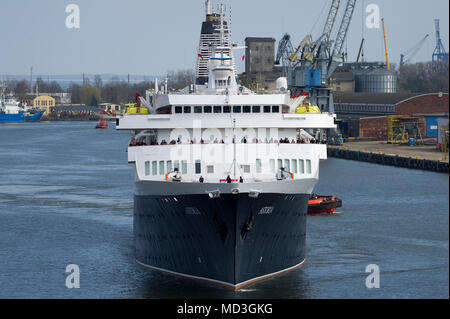 Gdansk, Polonia. Il 18 aprile 2018. 160 metri di lunghezza della nave da crociera MV Astoria ha iniziato la stagione di crociera nel porto di Danzica in Gdansk, Polonia. Il 18 aprile 2018. Costruito nel 1948 come Stoccolma è la più antica nave da crociera nel mondo. Noto per provocare il crash di mare con il famoso Andrea Doria nave di linea nel 1956 causando la sua affondato © Wojciech Strozyk / Alamy News live Foto Stock