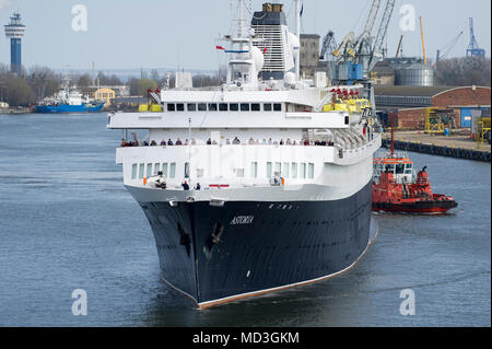 Gdansk, Polonia. Il 18 aprile 2018. 160 metri di lunghezza della nave da crociera MV Astoria ha iniziato la stagione di crociera nel porto di Danzica in Gdansk, Polonia. Il 18 aprile 2018. Costruito nel 1948 come Stoccolma è la più antica nave da crociera nel mondo. Noto per provocare il crash di mare con il famoso Andrea Doria nave di linea nel 1956 causando la sua affondato © Wojciech Strozyk / Alamy News live Foto Stock