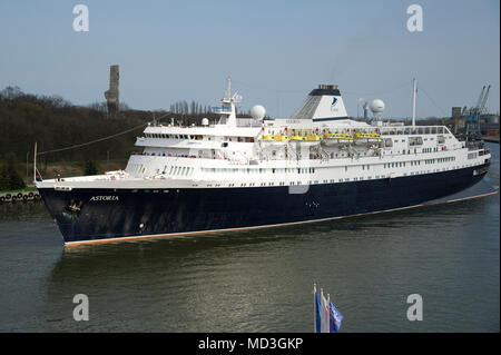 Gdansk, Polonia. Il 18 aprile 2018. 160 metri di lunghezza della nave da crociera MV Astoria ha iniziato la stagione di crociera nel porto di Danzica in Gdansk, Polonia. Il 18 aprile 2018. Costruito nel 1948 come Stoccolma è la più antica nave da crociera nel mondo. Noto per provocare il crash di mare con il famoso Andrea Doria nave di linea nel 1956 causando la sua affondato © Wojciech Strozyk / Alamy News live Foto Stock