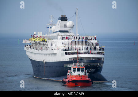 Gdansk, Polonia. Il 18 aprile 2018. 160 metri di lunghezza della nave da crociera MV Astoria ha iniziato la stagione di crociera nel porto di Danzica in Gdansk, Polonia. Il 18 aprile 2018. Costruito nel 1948 come Stoccolma è la più antica nave da crociera nel mondo. Noto per provocare il crash di mare con il famoso Andrea Doria nave di linea nel 1956 causando la sua affondato © Wojciech Strozyk / Alamy News live Foto Stock