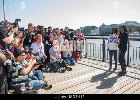 Londra, Regno Unito. Il 18 aprile 2018. Mary Keitany (KEN) e Tirunesh Dibaba (ETH) durante una pressa photocall davanti a domenica la Vergine denaro maratona di Londra. Il Signore sarà in esecuzione back to back di domenica per il titolo. Credito: Elsie Kibue / Alamy Live News Foto Stock