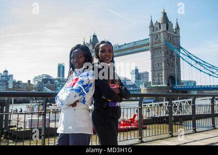 Londra, Regno Unito. Il 18 aprile 2018. Mary Keitany (KEN) e Tirunesh Dibaba (ETH) durante una pressa photocall davanti a domenica la Vergine denaro maratona di Londra. Il Signore sarà in esecuzione back to back di domenica per il titolo. Credito: Elsie Kibue / Alamy Live News Foto Stock