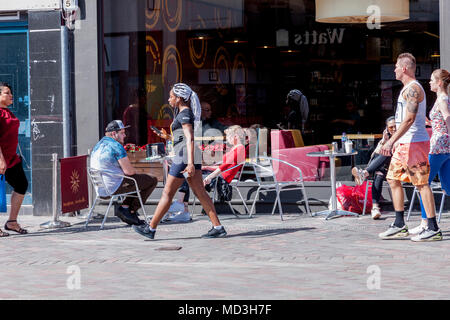 Northampton. U.K. Il 18 aprile 2018. Meteo. La gente seduta nel pomeriggio di sole fuori un cafe in Abington Street, Credito: Keith J Smith./Alamy Live News Foto Stock