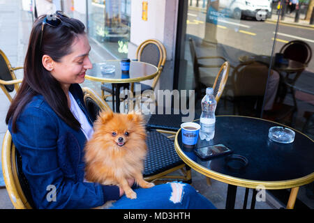 Londra, Regno Unito. Il 18 aprile 2018. Regno Unito: Meteo giorno più caldo a Londra questo anno, mercoledì 18 aprile 2018 una giovane donna e il suo cane di Pomerania gustare un caffè. Credito: Tim anello/Alamy Live News Foto Stock