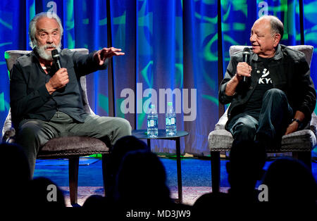 Los Angeles, California, USA. Xviii Apr, 2018. TOMMY CHONG (sinistra) e CHEECH MARIN discutere la loro carriera durante il GRAMMY Museum il quarantesimo anniversario della celebrazione del suo film "in fumo. Credito: Brian Cahn/ZUMA filo/Alamy Live News Foto Stock