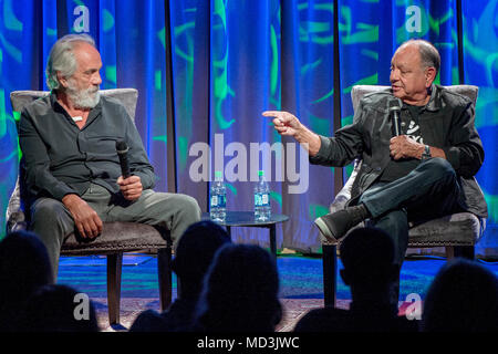 Los Angeles, California, USA. Xviii Apr, 2018. TOMMY CHONG (sinistra) e CHEECH MARIN discutere la loro carriera durante il GRAMMY Museum il quarantesimo anniversario della celebrazione del suo film "in fumo. Credito: Brian Cahn/ZUMA filo/Alamy Live News Foto Stock