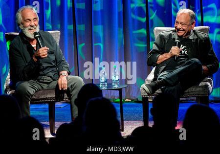 Los Angeles, California, USA. Xviii Apr, 2018. TOMMY CHONG (sinistra) e CHEECH MARIN discutere la loro carriera durante il GRAMMY Museum il quarantesimo anniversario della celebrazione del suo film "in fumo. Credito: Brian Cahn/ZUMA filo/Alamy Live News Foto Stock