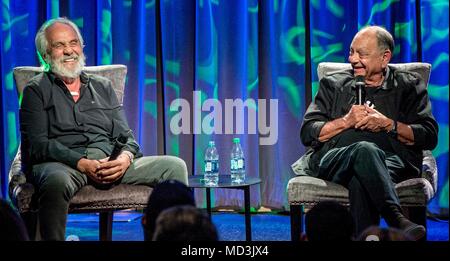 Los Angeles, California, USA. Xviii Apr, 2018. TOMMY CHONG (sinistra) e CHEECH MARIN discutere la loro carriera durante il GRAMMY Museum il quarantesimo anniversario della celebrazione del suo film "in fumo. Credito: Brian Cahn/ZUMA filo/Alamy Live News Foto Stock