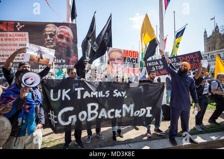 Londra, Regno Unito. 18 Aprile, 2018. Messa Anti-Modi proteste in piazza del Parlamento contro Narendra modi, la corrente che serve il Primo Ministro dell'India, chi è in visita a Londra come parte dei capi di governo del Commonwealth vertice. © Guy Corbishley/Alamy Live News Foto Stock