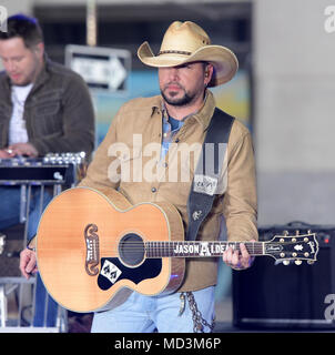 New York, NY, STATI UNITI D'AMERICA. Xvi Apr, 2018. Jason Aldean esegue su NBC's "oggi" mostrano il 18 aprile 2018 a New York City. Credito: John Palmer/media/punzone Alamy Live News Foto Stock