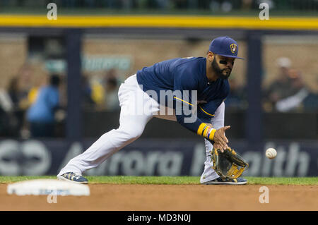 Milwaukee, WI, Stati Uniti d'America. Xviii Apr, 2018. Milwaukee Brewers secondo baseman Jonathan Villar #5 in azione durante il Major League Baseball gioco tra il Milwaukee Brewers e i Cincinnati Reds a Miller Park di Milwaukee, WI. John Fisher/CSM/Alamy Live News Foto Stock