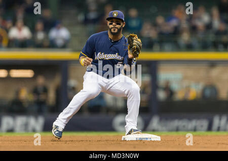 Milwaukee, WI, Stati Uniti d'America. Xviii Apr, 2018. Milwaukee Brewers secondo baseman Jonathan Villar #5 in azione durante il Major League Baseball gioco tra il Milwaukee Brewers e i Cincinnati Reds a Miller Park di Milwaukee, WI. John Fisher/CSM/Alamy Live News Foto Stock