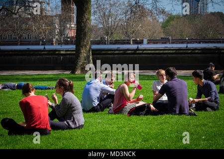 Londra, Regno Unito. Xviii Apr, 2018. Meteo REGNO UNITO: folle godetevi il sole a mezzogiorno nella torre di Victoria Gardens a Londra il giorno più caldo dell'anno finora Credito: Tim anello/Alamy Live News Foto Stock